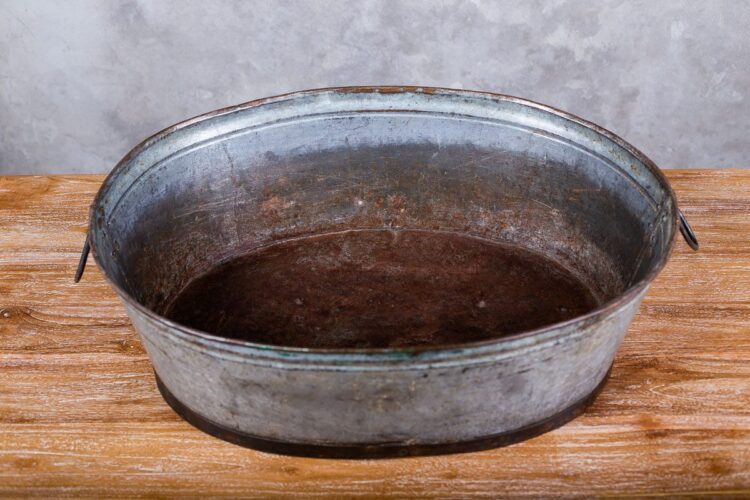 Balde antiguo de metal - Imagen 2