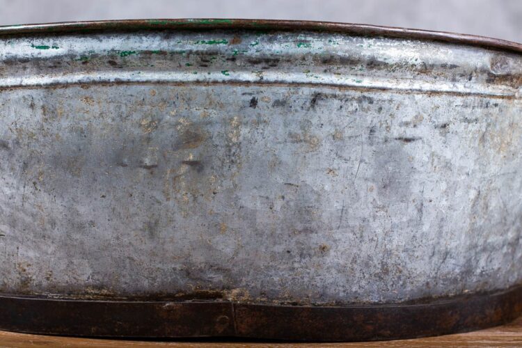 Balde antiguo de metal - Imagen 4