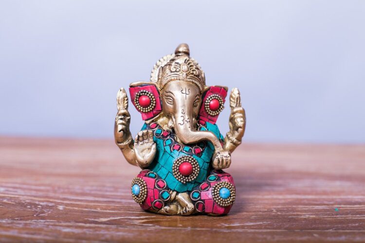 Ganesha de bronce y piedra