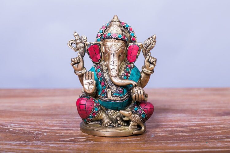 Ganesh de bronce y piedra