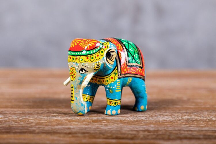Mini elefante pintado - Imagen 3