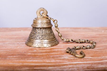 Campana colgante de bronce tallado con Dashavatara