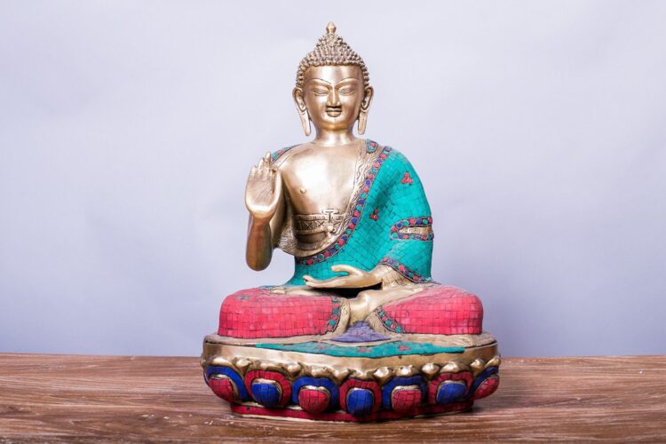 Buda de Bronce y Piedras