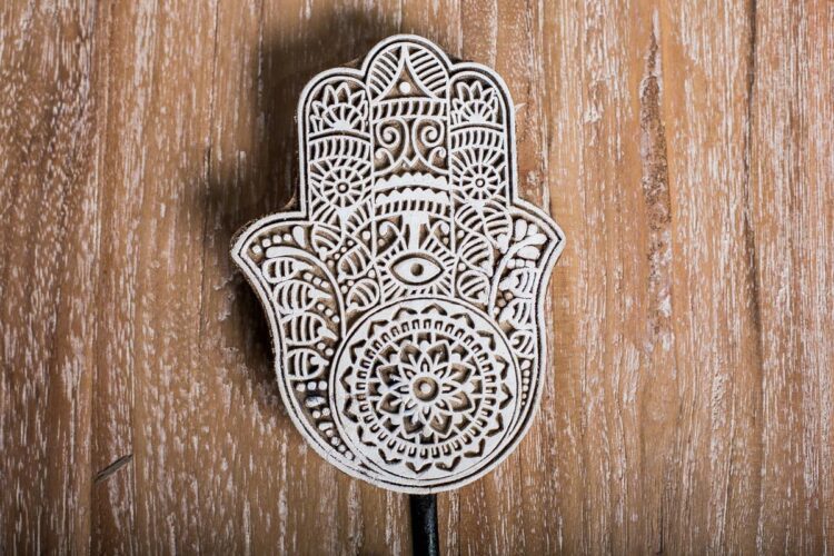 Perchero stamp tallado mano de hamsa - Imagen 2