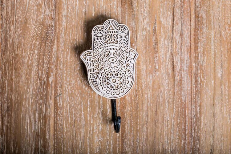 Perchero stamp tallado mano de hamsa