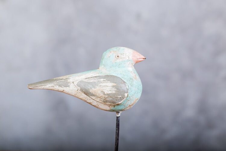 Pájaro de madera celeste sobre pedestal - Imagen 2