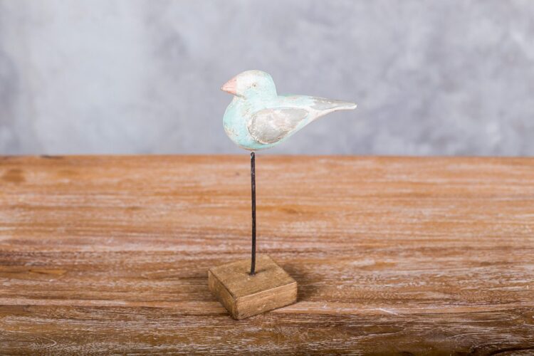 Pájaro de madera celeste sobre pedestal - Imagen 3