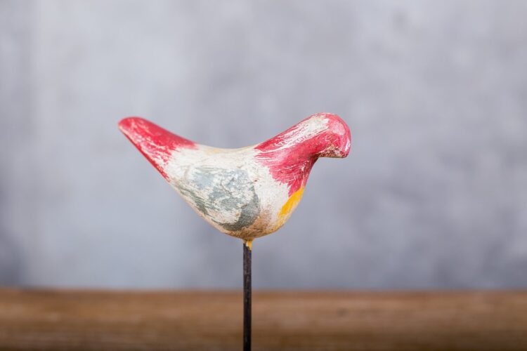 Pájaro de madera sobre pedestal - Imagen 2