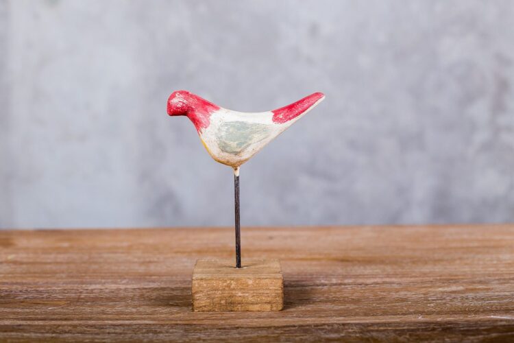 Pájaro de madera sobre pedestal - Imagen 3