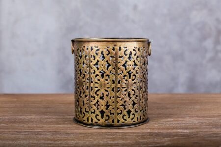 Farol de metal tallado cilíndrico B