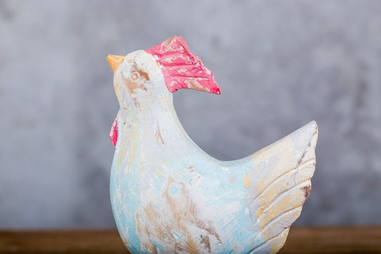 Gallo de madera sobre pedestal - Imagen 2