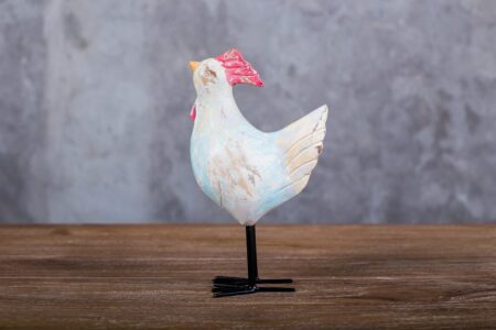Gallo de madera sobre pedestal