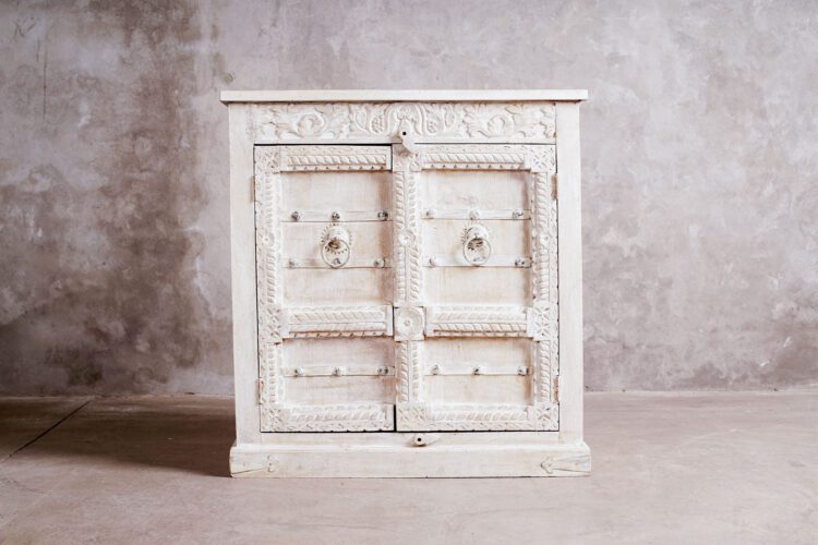 Mueble 2 puertas talladas