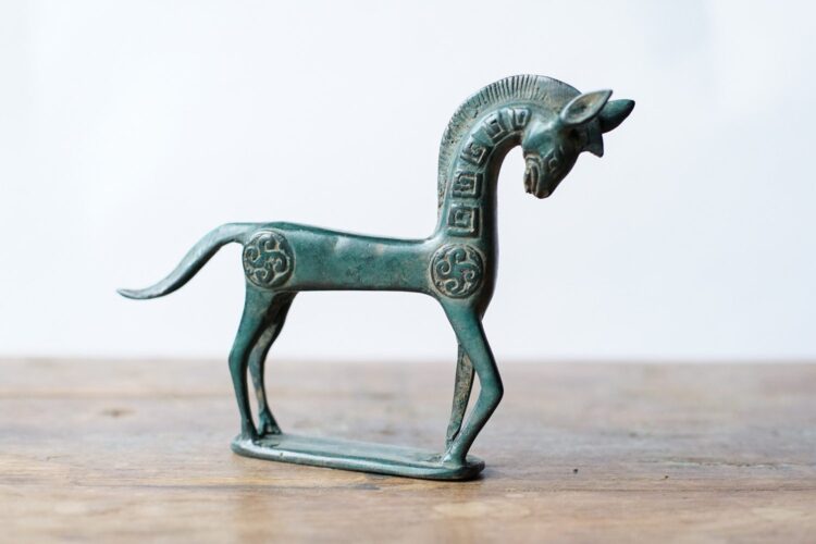 Caballo de metal verde