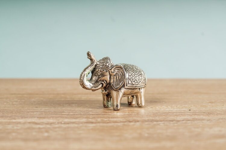 Elefante de metal pequeño - Imagen 2