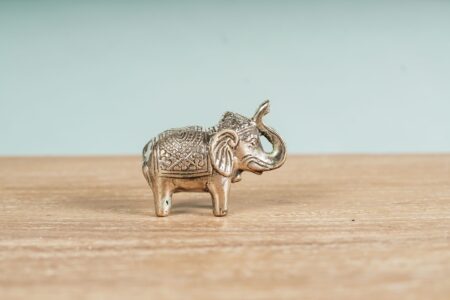 Elefante de metal pequeño