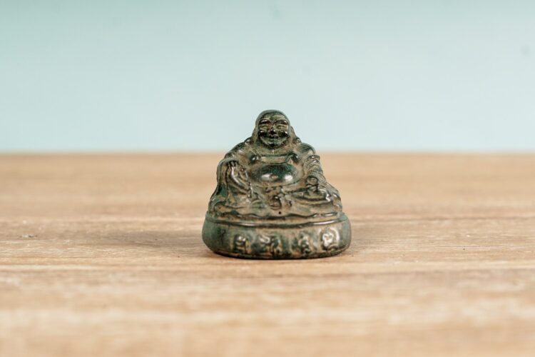 Buda feliz de bronce