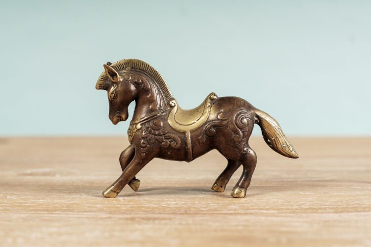 Caballo de bronce oscuro
