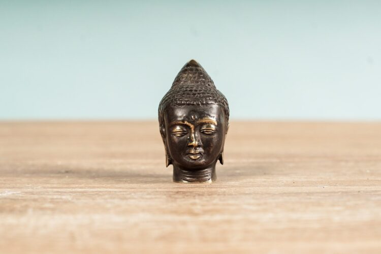 Rostro buda de metal