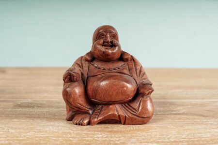 Buda feliz de madera oscura pequeño