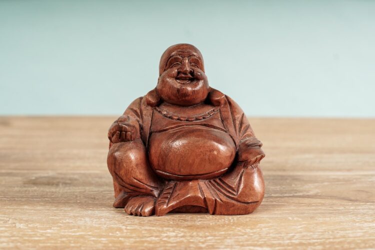 Buda feliz de madera oscura pequeño