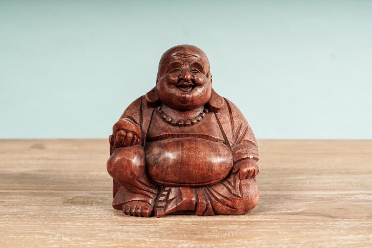 Buda feliz de madera oscura mediano