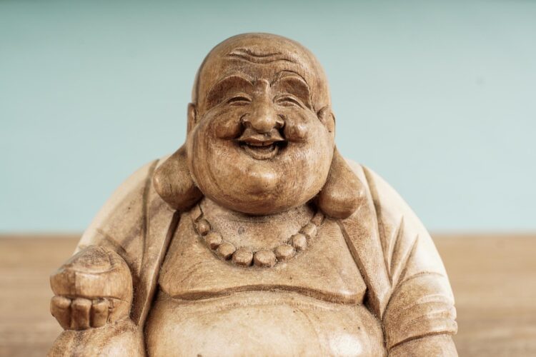 Buda feliz de madera clara mediano - Imagen 3