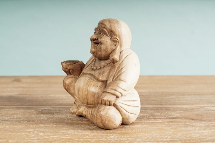 Buda feliz de madera clara mediano - Imagen 2
