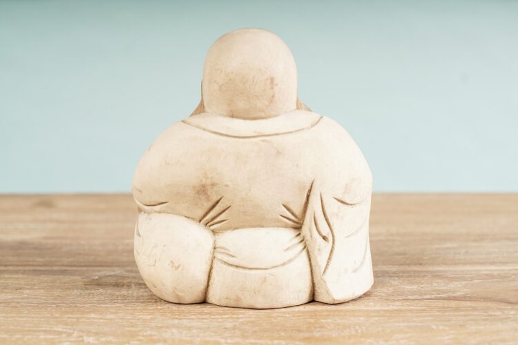 Buda feliz de madera clara mediano - Imagen 4