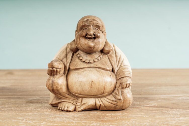 Buda feliz de madera clara mediano