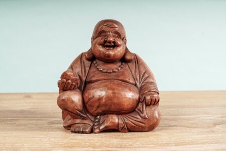 Buda feliz de madera oscura grande