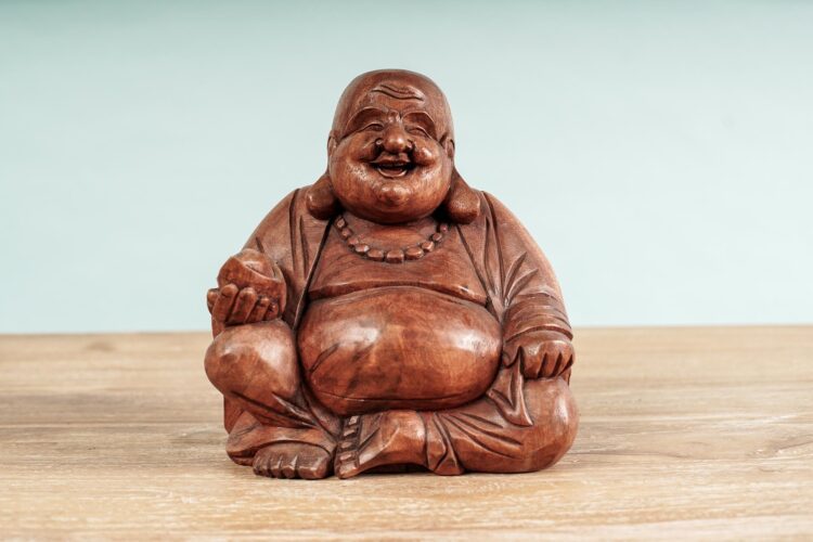 Buda feliz de madera oscura grande