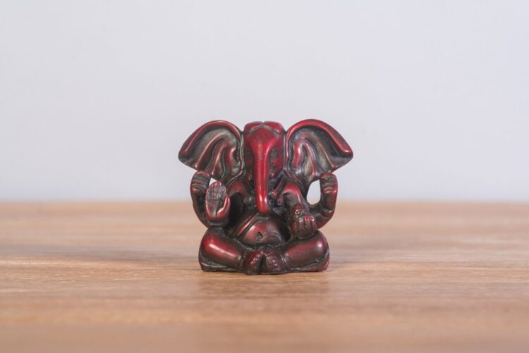 Ganesh orejón de resina 12 cms (3 colores)