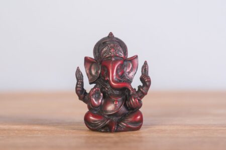 Ganesh de resina 9 cms. color rojo
