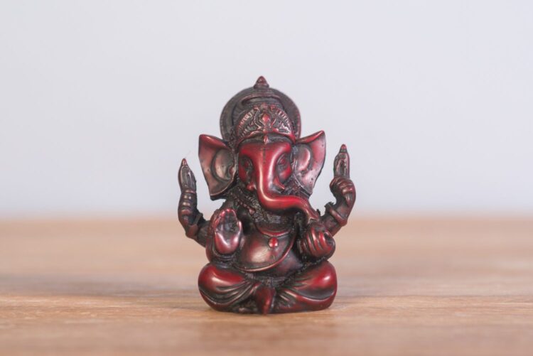 Ganesh de resina 9 cms. color rojo