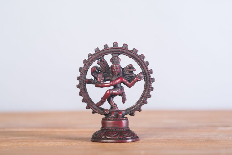 Nataraja de resina 15 cms. color rojo