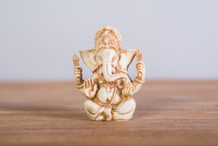 Ganesh de resina 15 cms. color natural