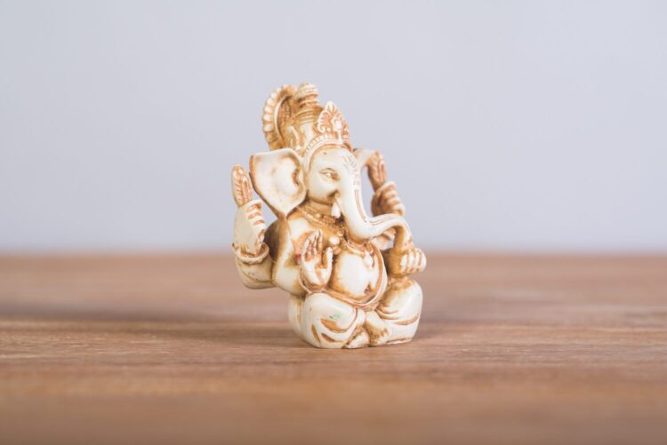 Ganesh de resina 15 cms. color natural - Imagen 2