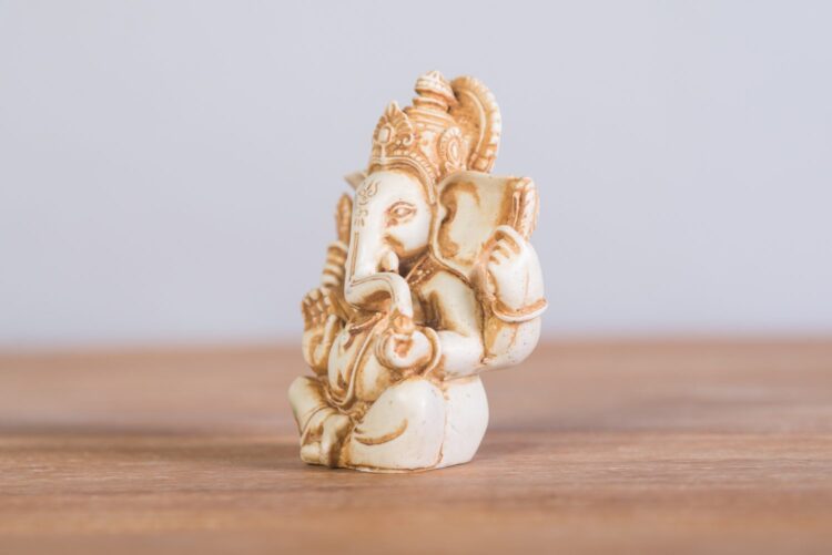 Ganesh de resina 15 cms. color natural - Imagen 3