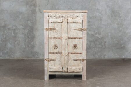 Alacena india de madera con aplicaciones en fierro
