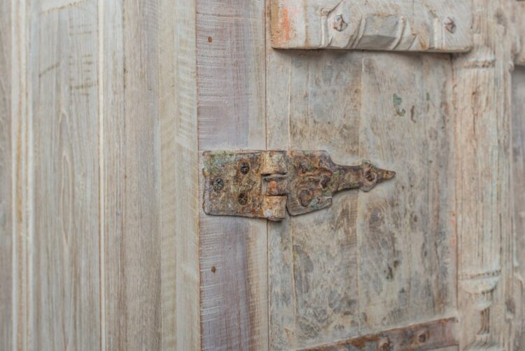 Alacena india de madera con aplicaciones en fierro - Imagen 10