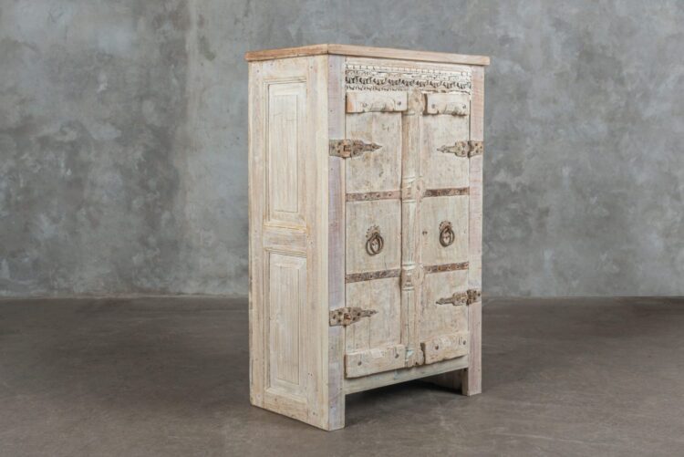 Alacena india de madera con aplicaciones en fierro - Imagen 2