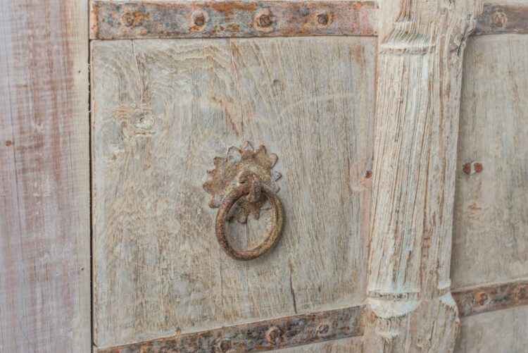 Alacena india de madera con aplicaciones en fierro - Imagen 9