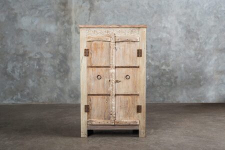 Alacena india de madera con aplicaciones en fierro