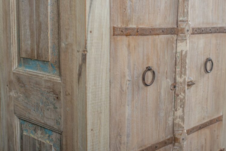 Alacena india de madera con aplicaciones en fierro - Imagen 13