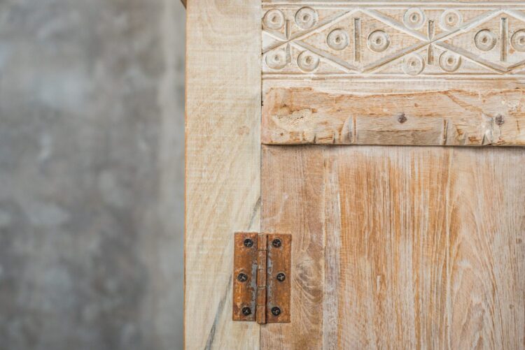 Alacena india de madera con aplicaciones en fierro - Imagen 9
