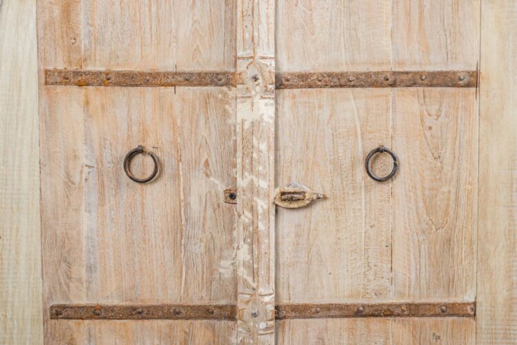 Alacena india de madera con aplicaciones en fierro - Imagen 10