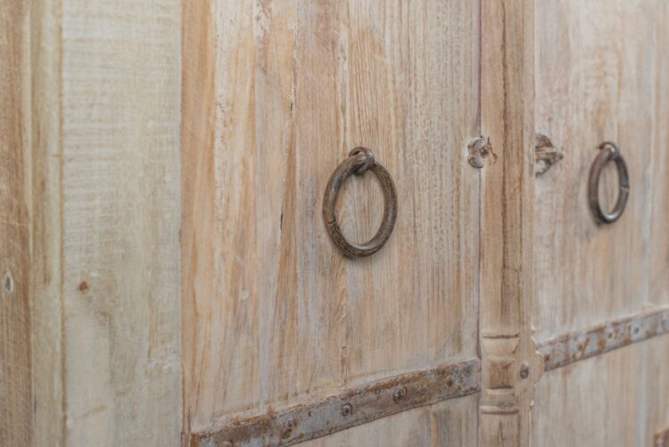 Alacena india de madera con aplicaciones en fierro - Imagen 10
