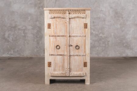 Alacena india de madera con aplicaciones en fierro