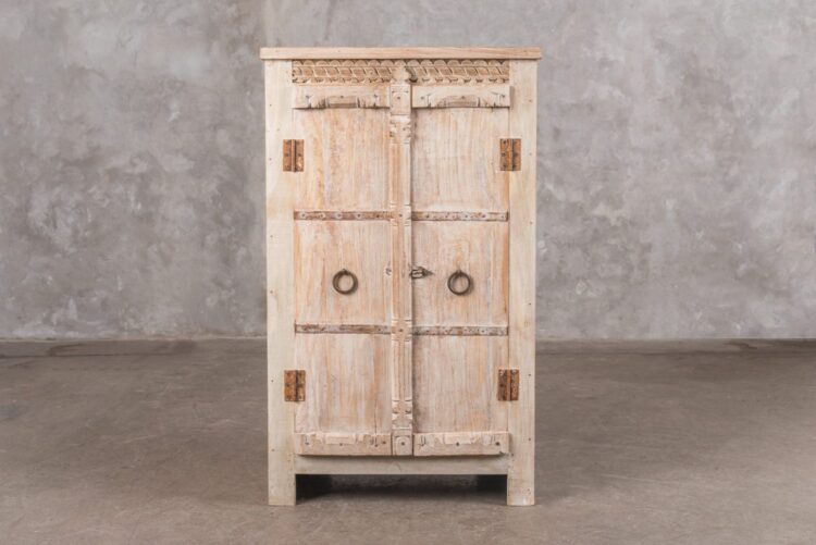Alacena india de madera con aplicaciones en fierro